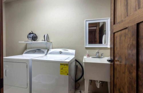 Sunny Mountain Cabin for a Group Getaway in West Glacier, Montana - Foto 20