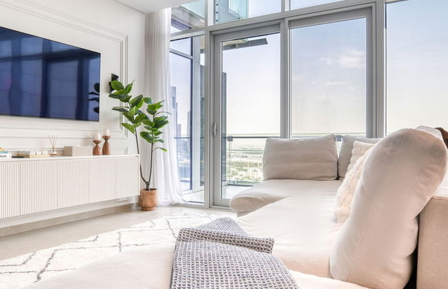 Luxe and Modern Duplex in Difc - Photo 3