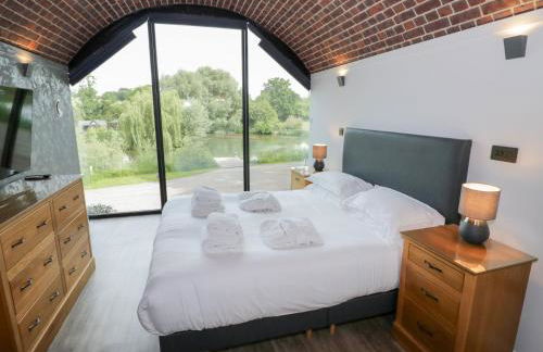 The Tunnel at Bridge Lake Farm and Fishery - Foto 13