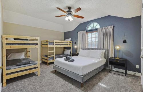 Modern Comforts & Classic Charm w Pool 5BD - Foto 30