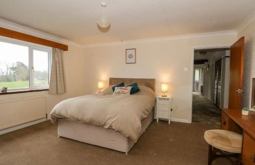 Hawksbridge Bungalow - Photo 13