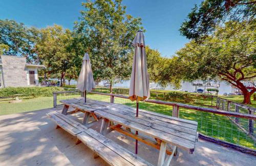 Spacious Lakefront Home with Water Views, WiFi & Private Washer/Dryer - Foto 24