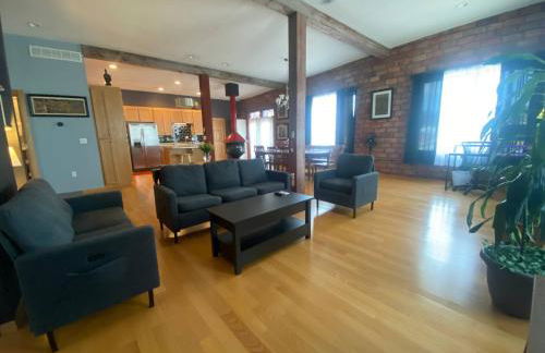 Suite A 2 BR w/ Bridge St. view - Foto 1