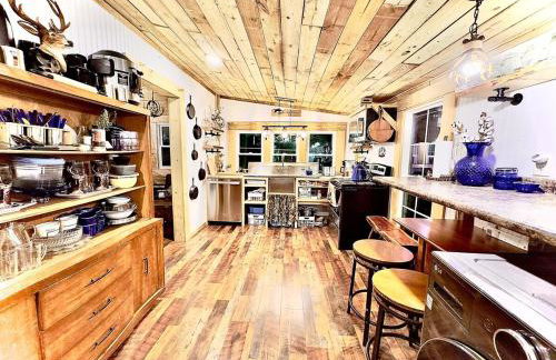 King Suite & Bunkhouse - Deer Camp - WiFi - Grill - Foto 19