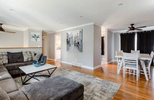 4 Bedrooms and 5 Beds with Game Room Only 5 min Drive to College and Perfect for Family's - Foto 14