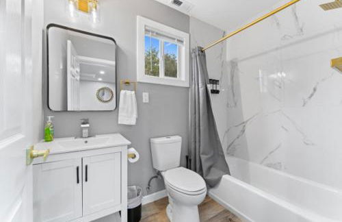 Two Dulles homes 1 price sleeps 16 w-EV parking - Foto 15