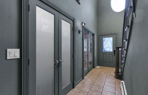 Lux Retreat with Indoor Swim Spa Game Lounge Theater Hot Tub Sauna - Foto 29