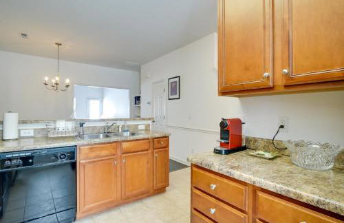 Inviting High Point Townhome with Patio and Privacy! - Foto 11