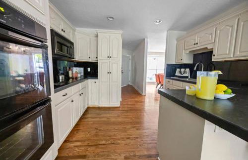 LKJ - Lakefront Home, Hot tub, Fire Pit, Games and Movie Room! - Foto 31