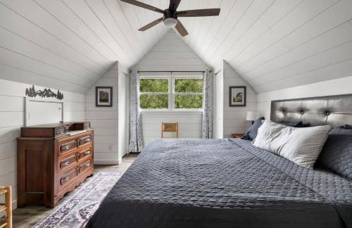 Loft Wood Stove Fire Pit Grill & Deck on Creek - Foto 23