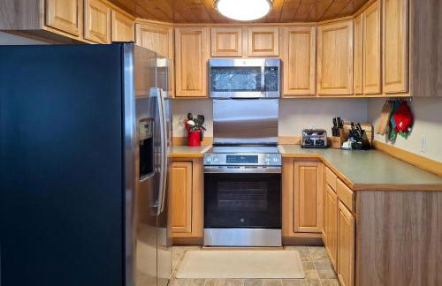 Peaceful Mountain-View Home - Walk to Kenai Lake! - Foto 9