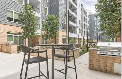 Beautiful RiverWalk Apt with Full Amenities, King Bed & Free Parking - Foto 7