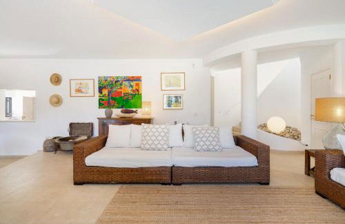 Luxury Private Family Villa with Pool AC & Parking - Foto 8