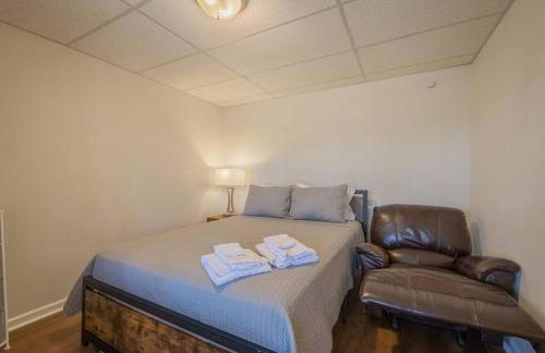 Large Luxury House, King Beds and More, Hot Tub, Theater, Fireplace, Game Room, Ping-pong, Pool Table, Air Hockey, Arcade, River, Big Kitchen, Nice Porch, Quiet, Good for Families and Large Groups, Near UGA Golf Course, Close to UGA & Stanford Stadium - Photo 67