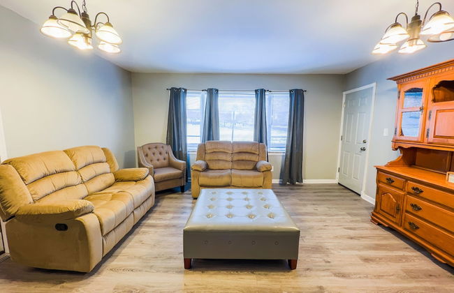 The Stone Castle - With Private Yard & Parking, Near Falls & Casino by Niagara Hospitality - Foto 17