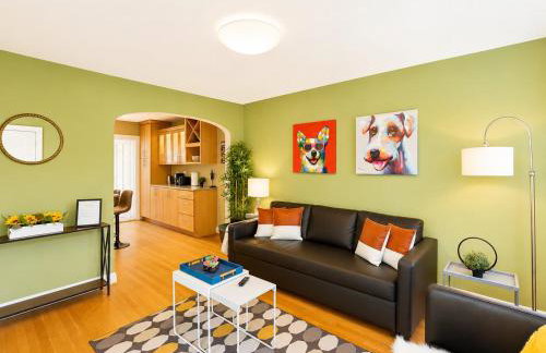 Beautiful 3BR 2BA Colonial House by CozySuites - Foto 7