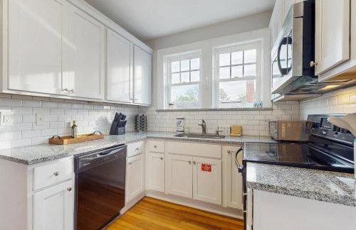 Spacious duplex with private balcony, washer & dryer, and WiFI - Foto 9