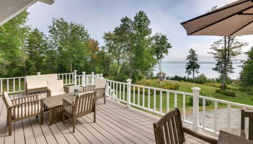 Enchanting Waterfront Sorrento Home with Deck! - Foto 1