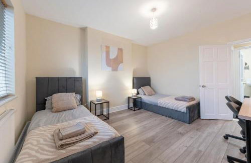 Spacious 6-Bed with Pool Table Desks in every room - Foto 20