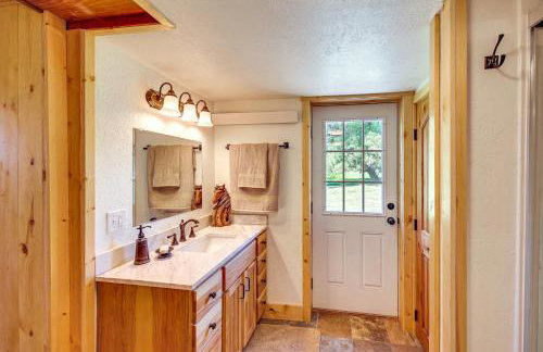 Remote Custer Cabin with Fire Pit and Near State Park! - Foto 11