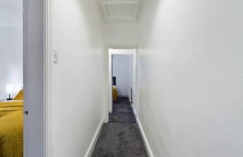 Cliff House By RMR Accommodations - NEW - Sleeps 8 - Modern - Parking - Foto 12