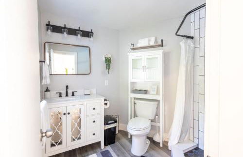 Pool and Screened Deck! Home 2 Mi to Mashpee Commons - Foto 17