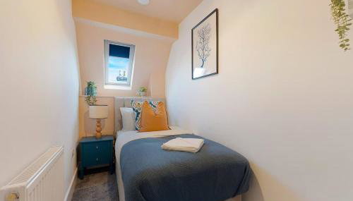 Bright and Airy 2BR Home Near Shops and Dining - Foto 3