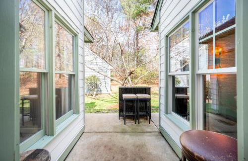 Cozy Industrial Kildaire Farms Home- near Downtown - Foto 37