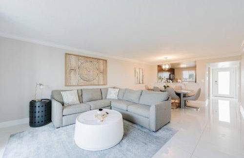 Boca Beachside 2BR 2BA with Pool and Balcony Steps to Sand - Foto 7