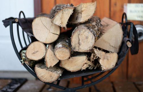 Secluded 2BR Cabin w Hot Tub, Pond, Trails, WiFi - Foto 31