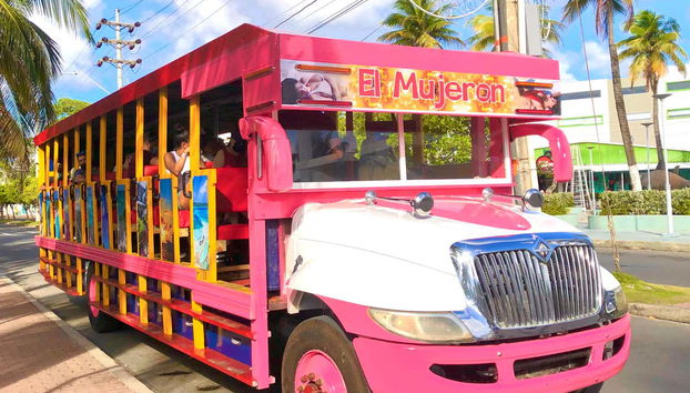 La chiva en la que recorreremos San Andrés