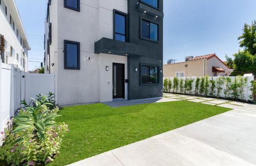 Modern 5 Bedroom Masterpiece With Rooftop Deck - Photo 40