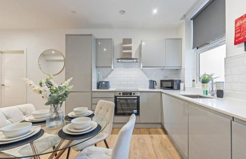 Coulsdon Grand - Sleeps 8 - 5 BR - Free Parking - Foto 9