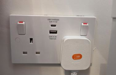 Modern Comfy 3 Bed Home - Free 2 space driveway - Free road parking - Free Netflix - Foto 63