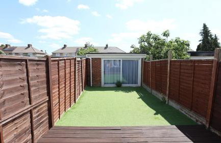 Modern 2 bed house in Enfield with private driveway parking - Photo 13