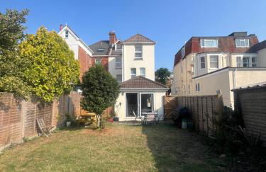 Open plan flat with large garden close to beach - Photo 1