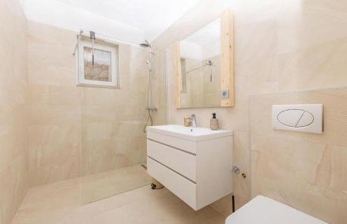 2 Bedroom Amazing Apartment In Lukovo - Foto 17