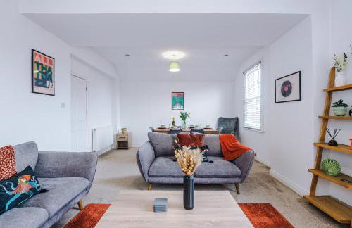 Modern 3 Bedroom House Perfect for Short and Long Stays - Foto 38