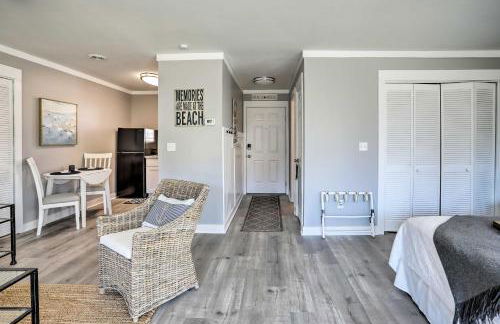 Walk to Surfside Beach Studio with Covered Balcony - Foto 9