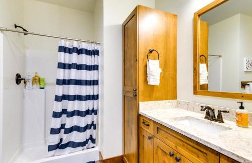 Sleek Red Lodge Home Rental with Private Hot Tub! - Foto 20