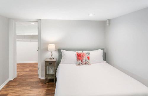 Spacious Home in DT Libertyville Near Naval Base - Foto 9