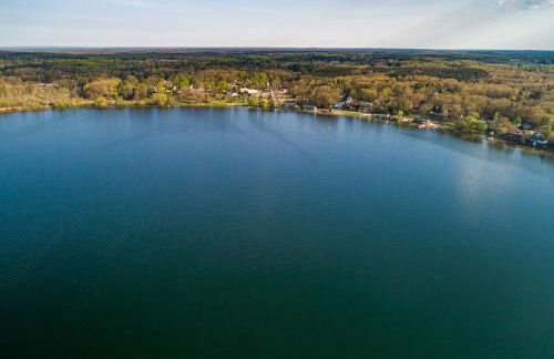 3BR Fife Lake Getaway with Fire Pit & Hot Tub - Foto 17