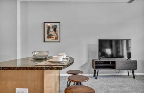 Epic Downtown Pad • Entertain & Unwind - Foto 7