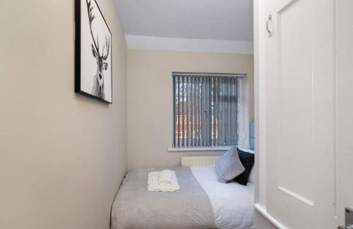 Family-Friendly 4-Bed near Parks & Transport Links - Foto 38