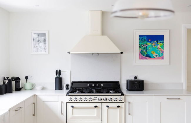 Chic 4-bed Coastal Retreat in Heart of Bosham - Photo 10