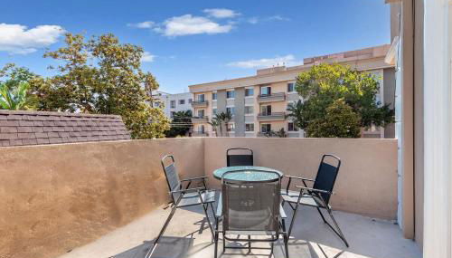 Spacious 2BR Apartment with Full Kitchen & Dining In Beverly Hills - Foto 3