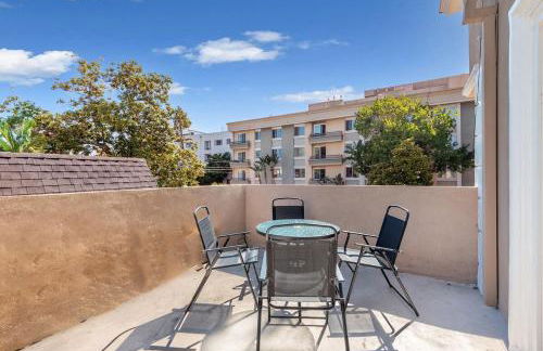 Spacious 2BR Apartment with Full Kitchen & Dining In Beverly Hills - Foto 3