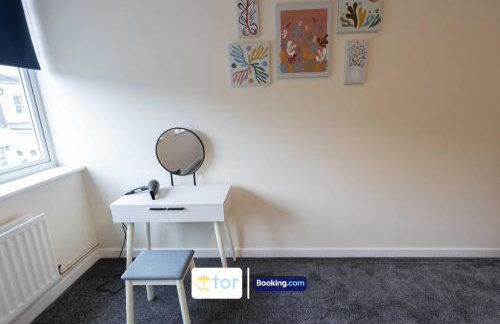 Large 2 Bedroom Apartment By The One Retreats Short Lets & Serviced Accommodation Horley Close To Gatwick Airport - Foto 75