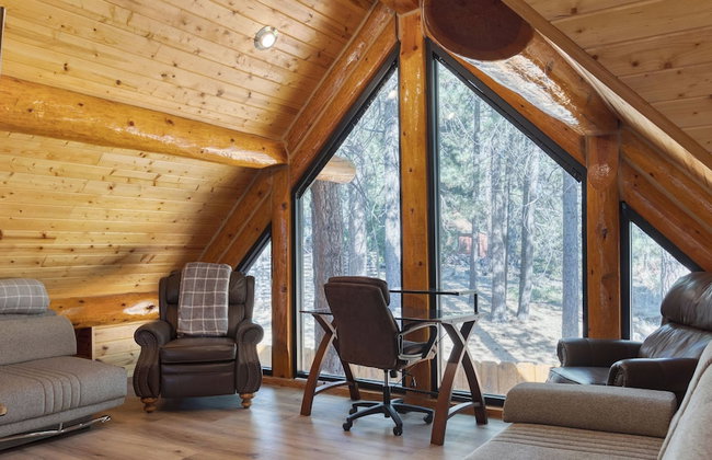 Pinetree Place by Avantstay Group Cabin w/ Hot Tub Minutes to the Lake - Photo 85