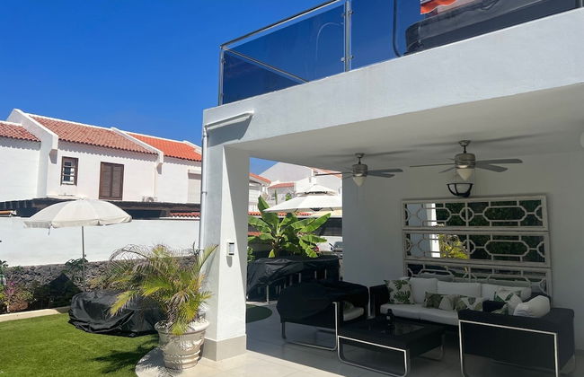 Luxury 4 bedroom villa with jacuzzi - Photo 1